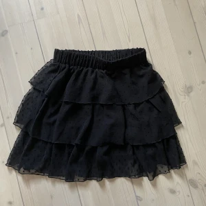 Kjol  - Jag säljer denna fina nästan helt oanvända kjol som bara inte kommit till användning 💓 