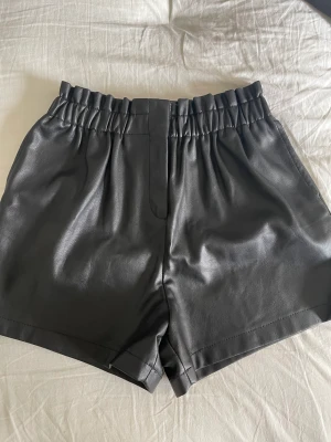 Skinn skjorts  - Jätte söta shorts från Mango💕, som köptes för ett tag sen men har inte använt de alls mycket!
