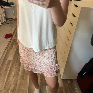 Blommig kjol  - Blommig kjol från bikbok i storlek S 