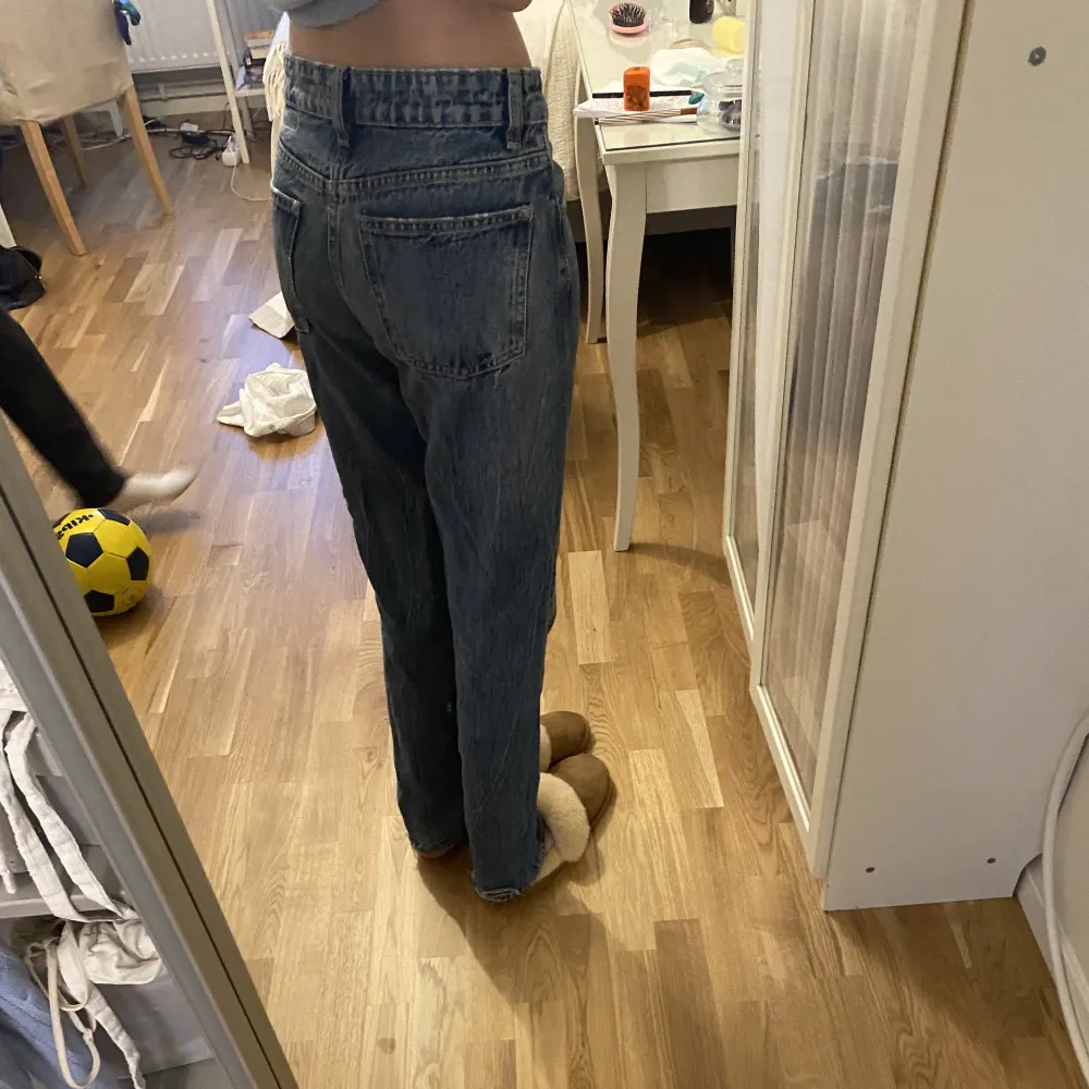 Snygga midwaist baggy jeans från zara, lite slitna nere men inget som märks. Säljer dom då dom är för korta.🩷 . Farkut & Housut.