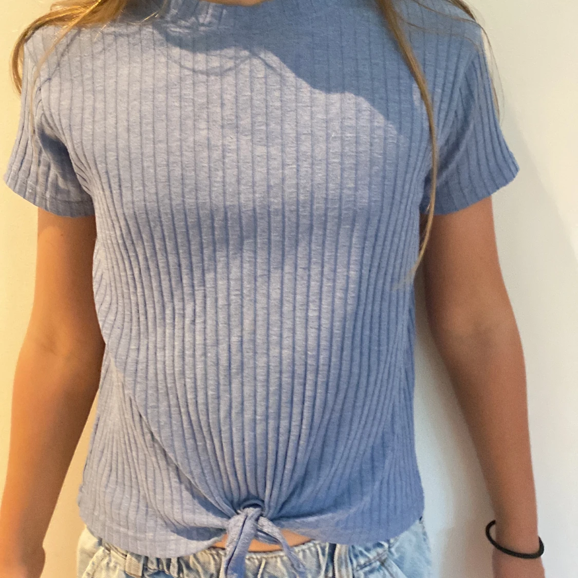 Blå tröja med knut