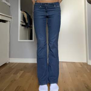 Ett par bootcut lågmidjade jeans från H&M i storlek 36, som referens är jag 177cm lång. Skriv vid intresse💕