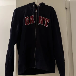 Gant hoodie - Gant hoodie skick 9/10 Storlek: L
