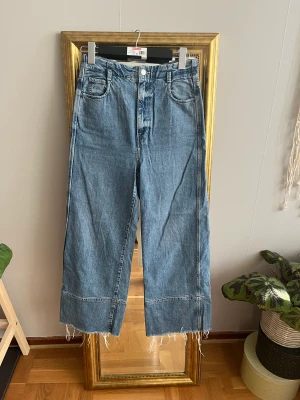 Blå jeans - Blå jeans från Weekday. Använda ett fåtal gånger och i jättefint skick. Storlek 27 / 30