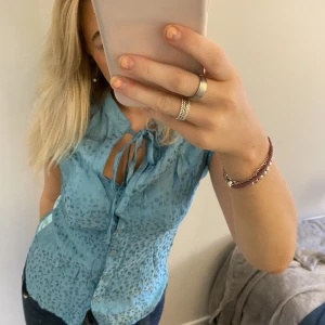 Fin blus - Fin blus med leoparmönster och knytning högstupp