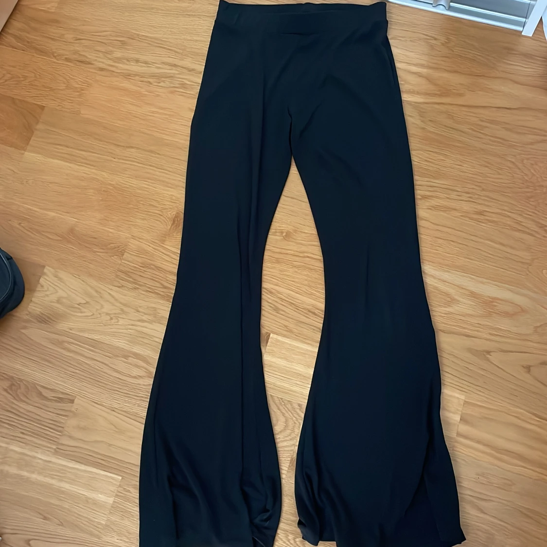 Svarta bootcut byxor