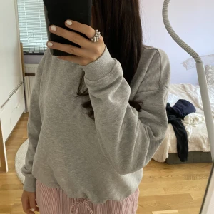 Grå sweatshirt  - Säljer denna gråa sweatshirten / hoodien i storlek XS , inga defekter 💓