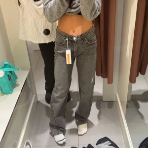 Low waisted straight jeans - Ett par gråa low waist jeans som jag köpte på Gina Tricot i stl 160.Jag är ca 160 och de är enda ner till hälarna på mig.Säljer pågrund av har för många jeans. Köpte de i oktober, använda några gånger. Nästan i nyskick!Som ett par XS/S pris kan diskuteras