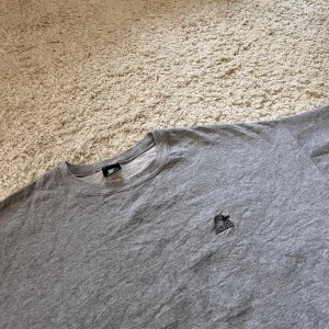 Crewneck - Grå crewneck från Starter. Finns ingen storlek men skulle uppskatta den till en M/L.