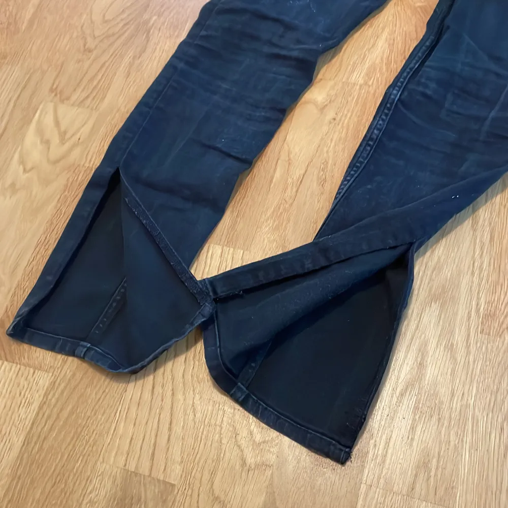 Säljer mina flared high-waist jeans från H&M Divided. Använda ett par gånger men fortfarande bra kvalite. Priset kan diskuteras❤️Kontakta vid intresse🫶🏻. Jeans & Byxor.