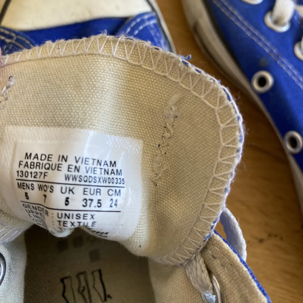 Säljer båda dessa converse i storlek 37,5. 200 kronor styck eller 350 för båda ! . Skor.