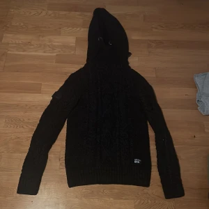 Mysig hoodie - Superdry Black Blizzard Knit Hoodie, aldrig använd och i väldigt fint skick, säljes då den inte kommer till användning, ord pris 1000kr