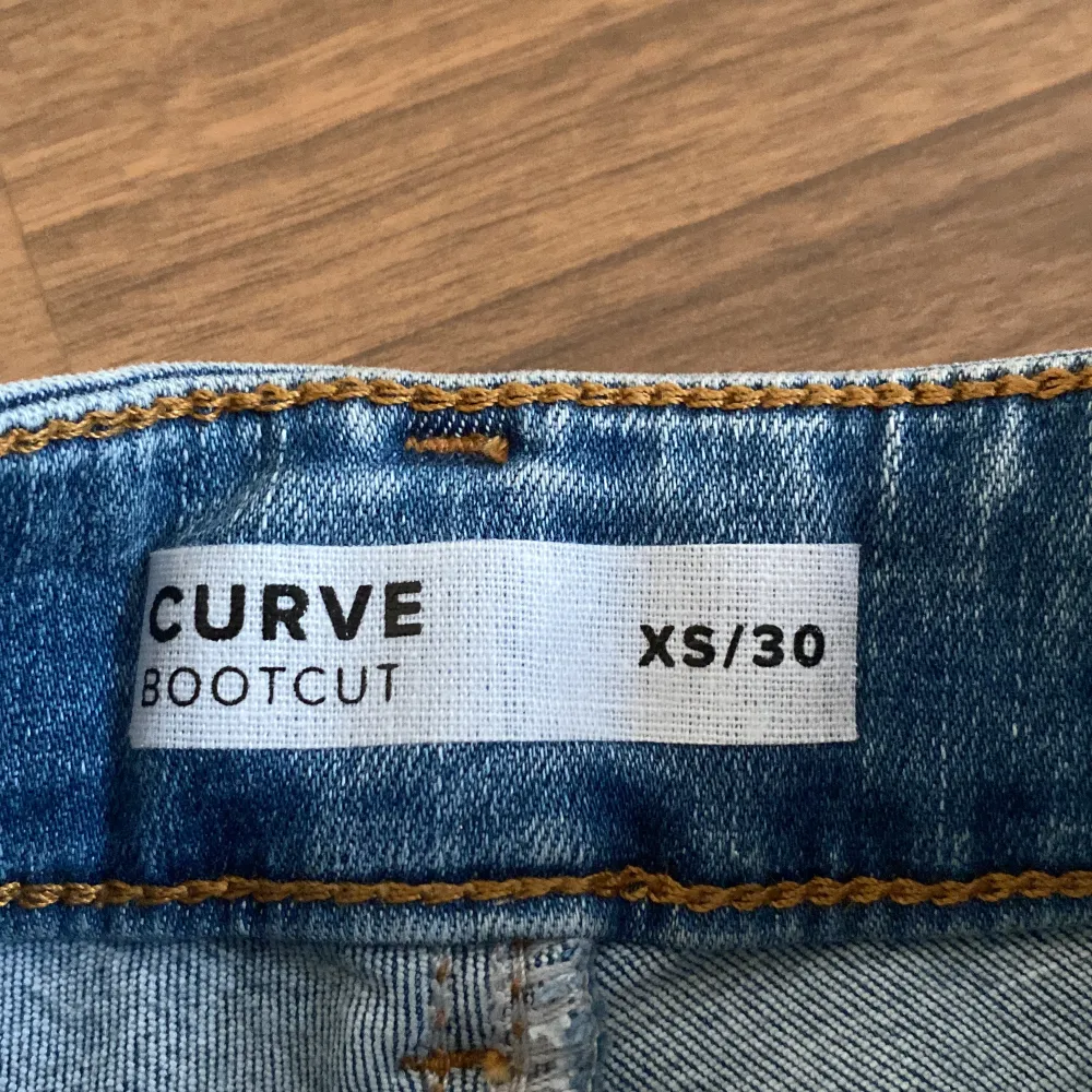 Säljer ett par fina bootcut jeans, de är högmidjade/midwaist och aldrig använda, endast provade. Nypris 600 kr. Köparen står för frakt!. Jeans & Byxor.