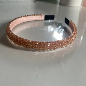 Populärt diadem med små diamanter på💗 - Säljer detta populära diadem ifrån uropenn i färgen beige. Jättefint skick utan några skador. Passar alla hårfärger🫶