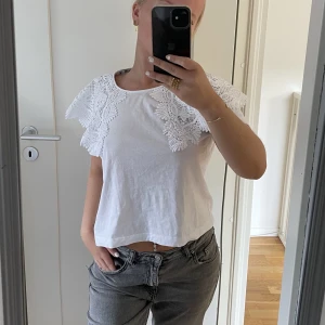 Zara topp  - Skitfin lätt topp från Zara i storlek M! Säljer då jag aldrig använder den:) 