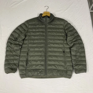 Everest jacka i toppskick  - Grön Everest jacka i large.  Jackan är i toppskick. 