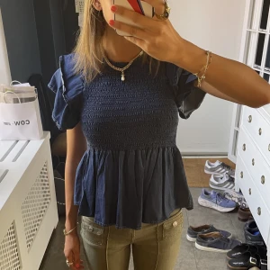 Jeans blus - Jätte trendig jeans blus i mörkfärg🦋