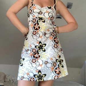 Sommar klänning - Gullig klänning med blommor🧡använd en gång, nyskick!