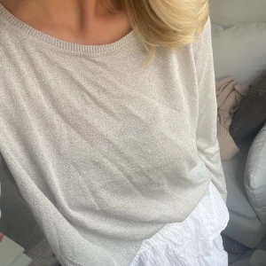 Glittrig stickad tröja - Från zara, aldrig använd… så fint glitter, har M sitter lite oversize på mig. 250kr