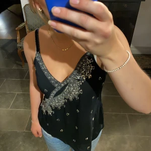 Festtopp - Väldigt snyggt linne i nyskick. Passar perfekt till fest eller middag! Unika paljett detaljer🤩 xs-m