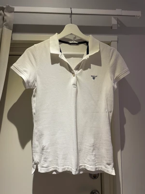 Piké - Vit piké från Gant. Bra skick. Så fin😍