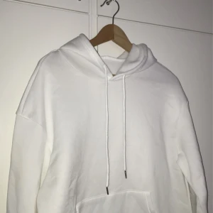 Hoodie  - Helt oanvänd vit hoddie, jätte mysig