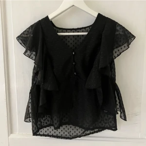 Gullig svart blus💞 - Säljer den här jättefina o populära blusen som passar till ALLT o som är perfekt nu till skolstarten.⭐️💞 