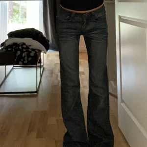 Lågmidjade jeans - Säljer dessa snygga jeansen köparna secondhand. Midjemått: 70 cm, innerben: 80 cm. Köparen står för frakten❤️