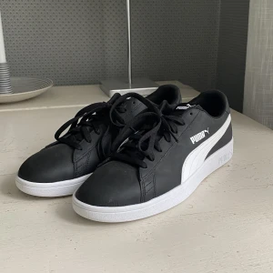 Skor - Säljer ett par svarta oanvända sneakers åt min lillebror. Nyskick i storlek 45. Vid frågor skicka pm, köparen står för frakten🫶🏻