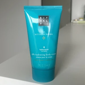 Rituals body cream - Säljer en 48h hydrating body cream ifrån rituals of karma serien, Den är helt oanvänd och oöppnad🤍den är 70ml stor alltså en medelstor storlek🤍Orginalpris: 100kr, säljer för 65kr