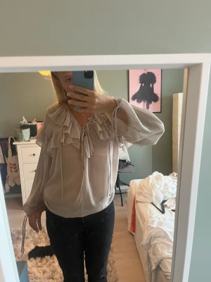 Blus - Jätte snygg blus från zara!! Använd endast en gång!❤️