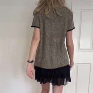 Fin beige tröja🥰 - Fin beige tröja! Den är i nyckick! För närmare tit på tröjan följ oss på tiktok: selloutafh 🥰