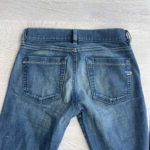 ⚠️FINNS KVAR⚠️Lågmidjade bootcut jeans från diesel som jag älskarrr, men som tyvärr har blivit för korta🫣 köpta här på plick och är i fint skick, midjemått: 74cm + stretch och innerben: 85cm 💓(direktpriset ligger på 600kr) Kontakta för fler frågor 