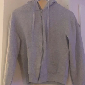 Hoodie - Basic grå hoodie som alla behöver i garderoben🩵
