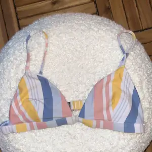 Bikinitopp från Hollister. Storlek S