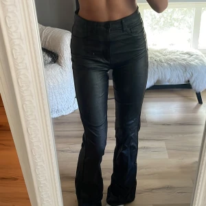 Utsvängda skinnbyxor - Stretchiga skinnbyxor (inte äkta skinn) i storlek 34. De är långa i benen på mig som är 165. (Innerbenslängd ca 78cm)🤩