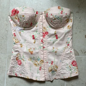 Blommig korsett - Säljer denna blommig korsetten som är i jätte fint skick💝
