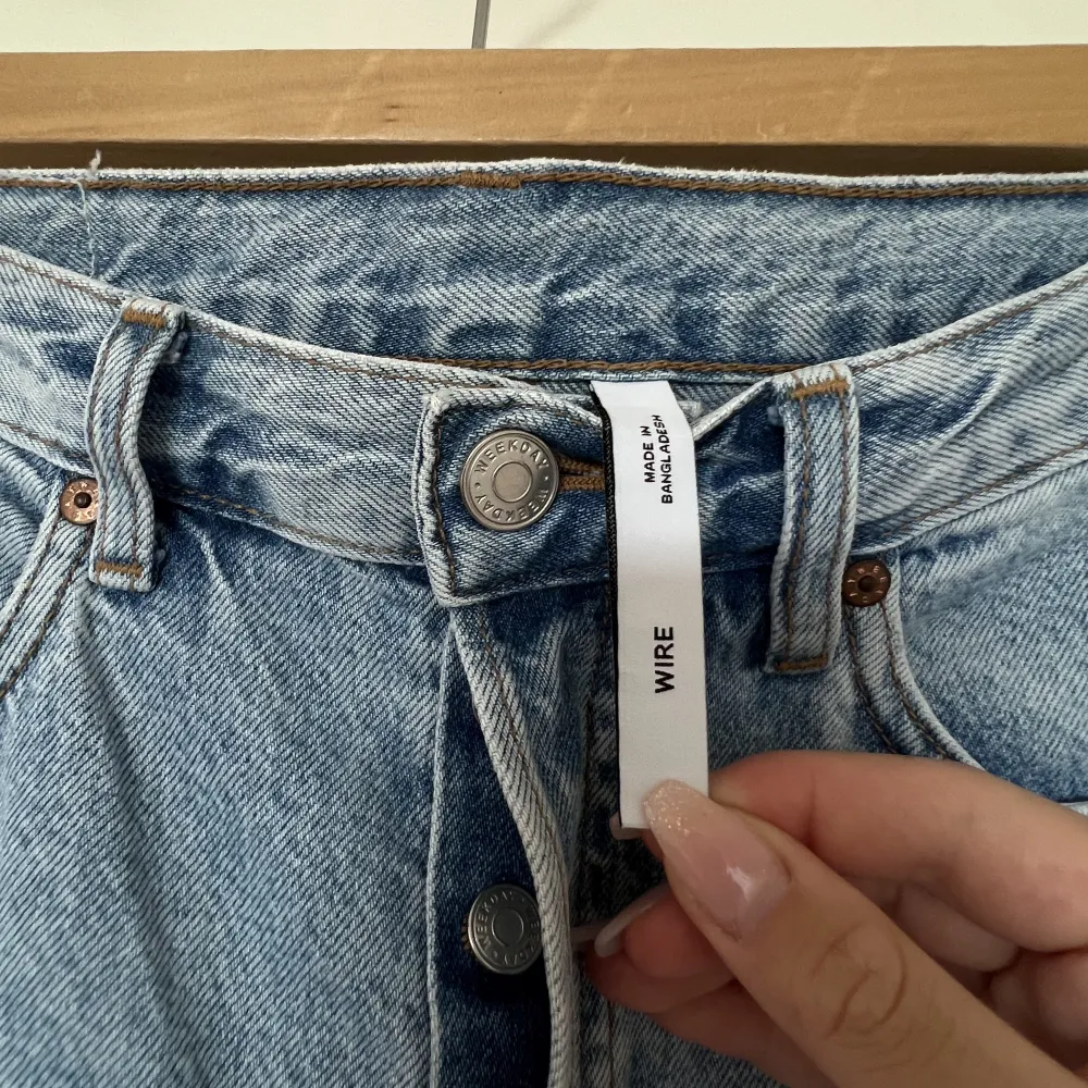 Ljusblåa jeans i jättefin tvätt från Weekday i modellen WIRE, strl W26/L30🤍i princip nyskick. Jeans & Byxor.
