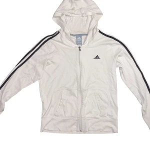 2 st adidas tröjor - Två fina adidas tröjor som passar båda könen. Båda två i gott skick. Säljes tillsammans. 