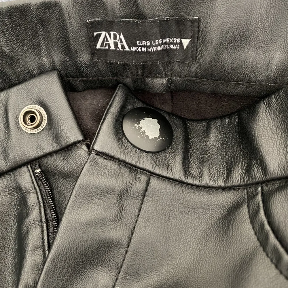 Snygga byxor från Zara i fint skick förutom att det lossnat lite färg på knappen. De är lite kortare i längden och lite flare.. Jeans & Byxor.