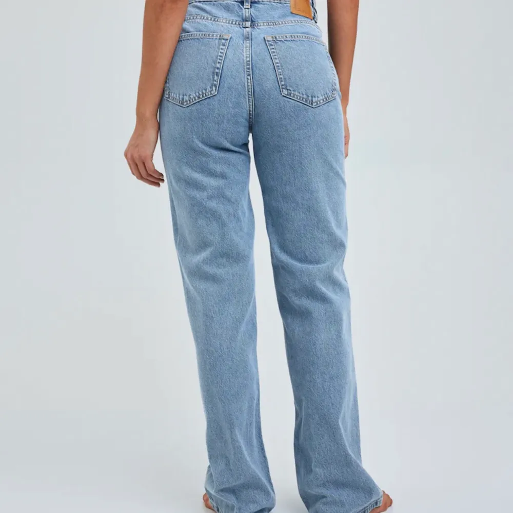 Blå jeans från bikbok som är avklippta nertil då de är väldigt långa, strl 27 och längd 32. . Jeans & Byxor.