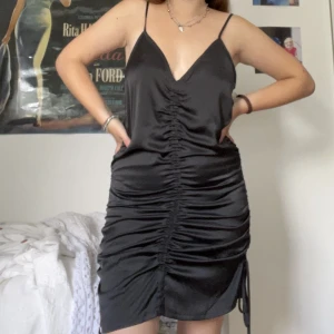 svart klänning - svart festklänning från weekday, använd ett fåtal gånger. passar xs-s