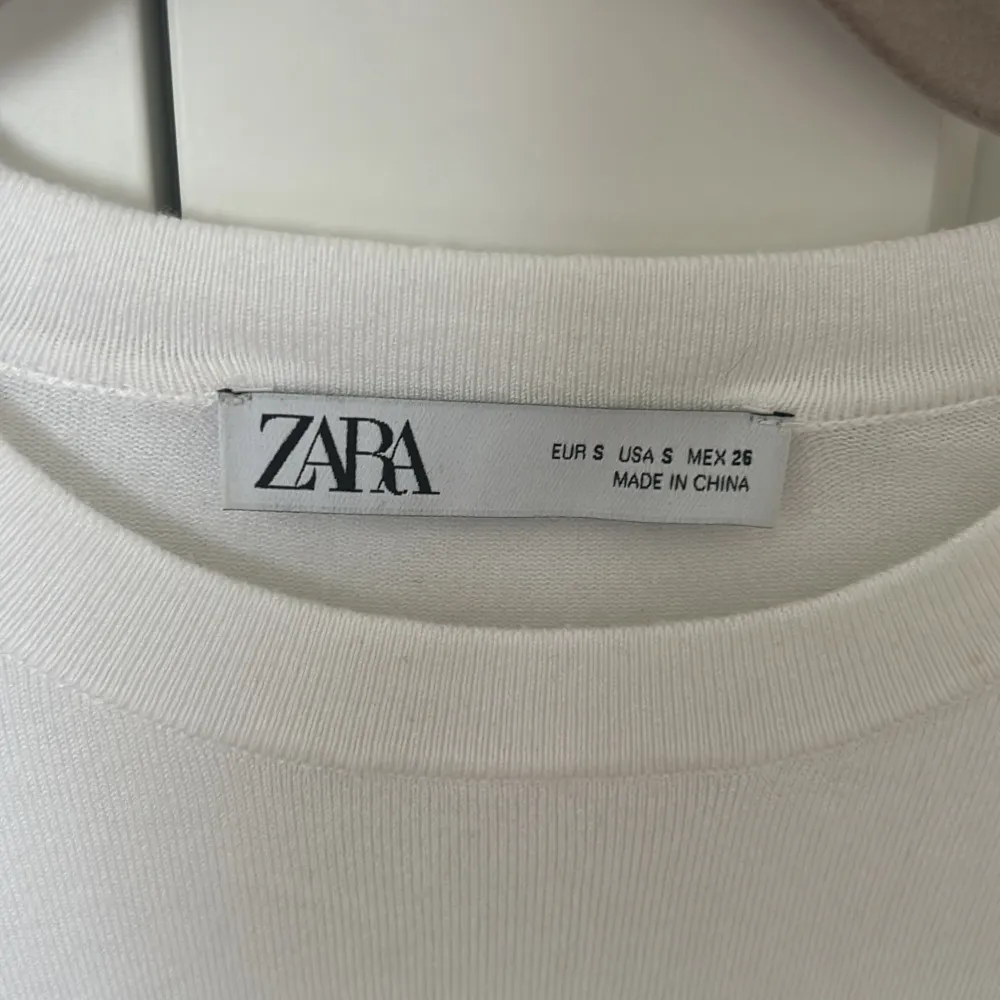 Säljer den här tröjan från Zara i storlek S!. T-shirts.