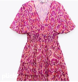 Säljer min zara klänning som inte säljs längre - Säljer min zara klänning i xs, den finns inte å köpa längre💕 skriv för fler bilder, den är som ny använd 2 gånger 💕