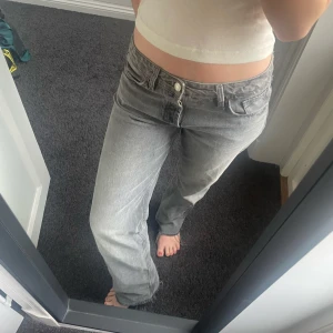 Lågmidjade zarajeans💓💓 - Säljer mina populära zarajeans!!💓💓lågmidjade och långa (jag är 173 cm)!!storlek 38 men passar mig som vanligtvis är en 36:a!