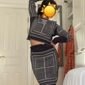 Tröja & kjol Samsoe Samsoe - Matchande set kjol och Tröja från Samsoe Samsoe, otroligt bekväm och vacker att ha på sig. Passar tillsammans och separat.   Har använt det vid ett fåtal tillfällen, ett väldigt fint skick.