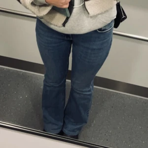 Blåa flarejeans från gina - Jeans som inte kommer till användning längre! Väldigt stretchiga och bekväma och är i bra skick😊