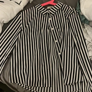 randig skjorta  - jätte fin. för liten