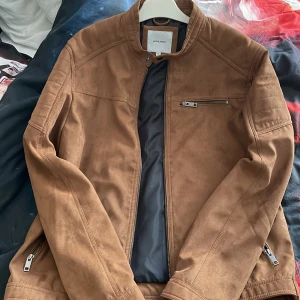 Jack&Jones Biker jacka - Jack&Jones Bikerjacka Pris kan Diskuteras, nypris runt 700. Jacka i nyskick använd minst 2 gånger 