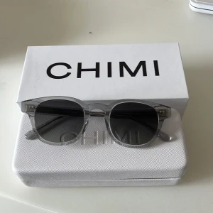 Chimi 01 grå - Ett par nästan oanvända chimis i model 01 som är som nyskick. Säljer för de ej kommer till användning 